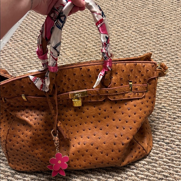 Large Ostrich Designer Inspired Bag 👜 - Picture 8 of 9